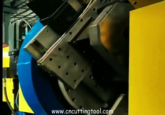 Two saw blade fully automatic cold cut flying saw machine for 165mm tube max