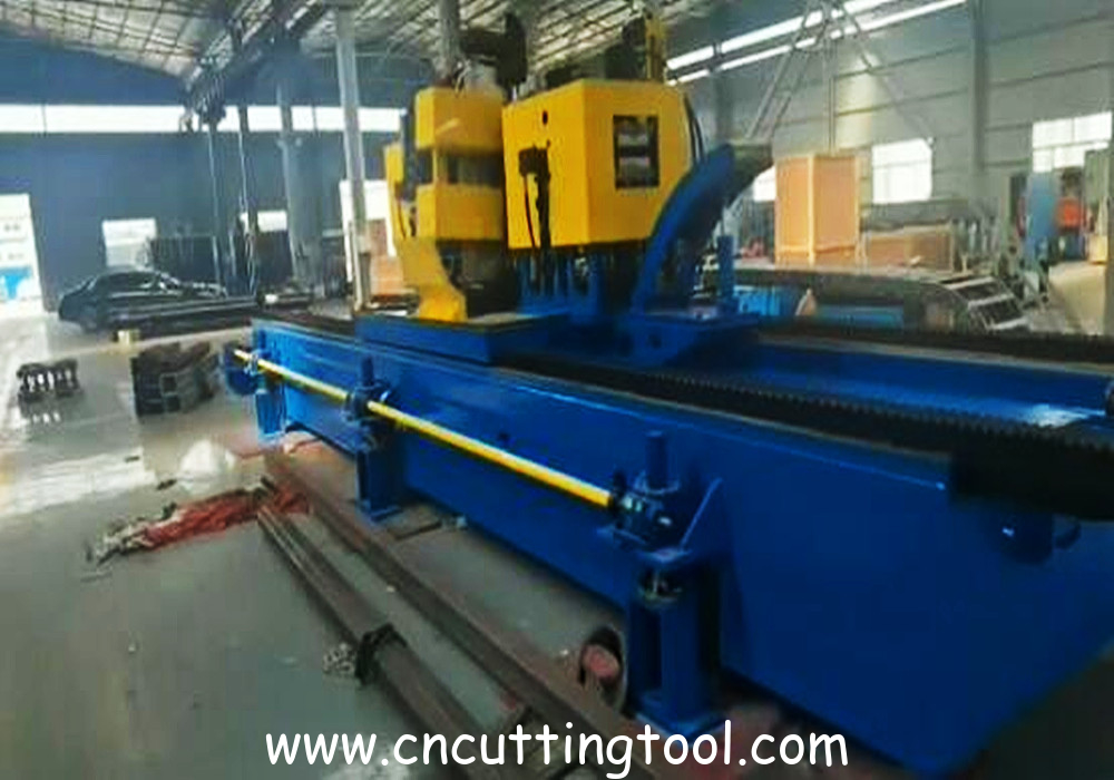 Double blade flying cold saw for large-sized tube or pipe profile